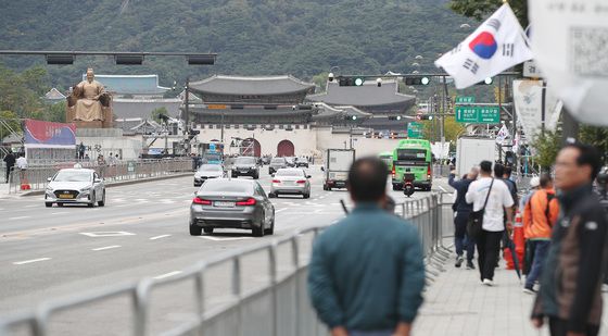 '국군의날 시가행진으로 교통통제 합니다'