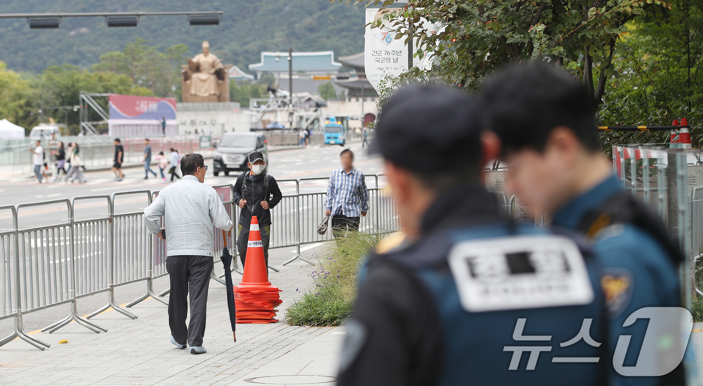 (서울=뉴스1) 임세영 기자 = 1일 오전 서울 세종대로 광화문광장 일대가 '건군 76주년 국군의날 시가행진'으로 도로에 펜스가 설치되어 있다. 2024.10.1/뉴스1