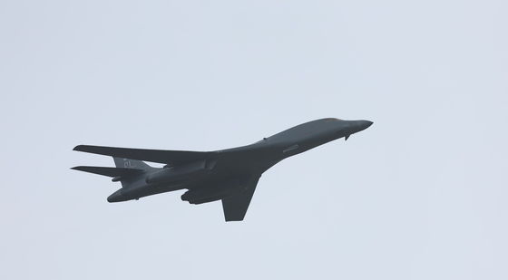 서울공항 상공을 비행하는 美 전략폭격기 B-1B 랜서