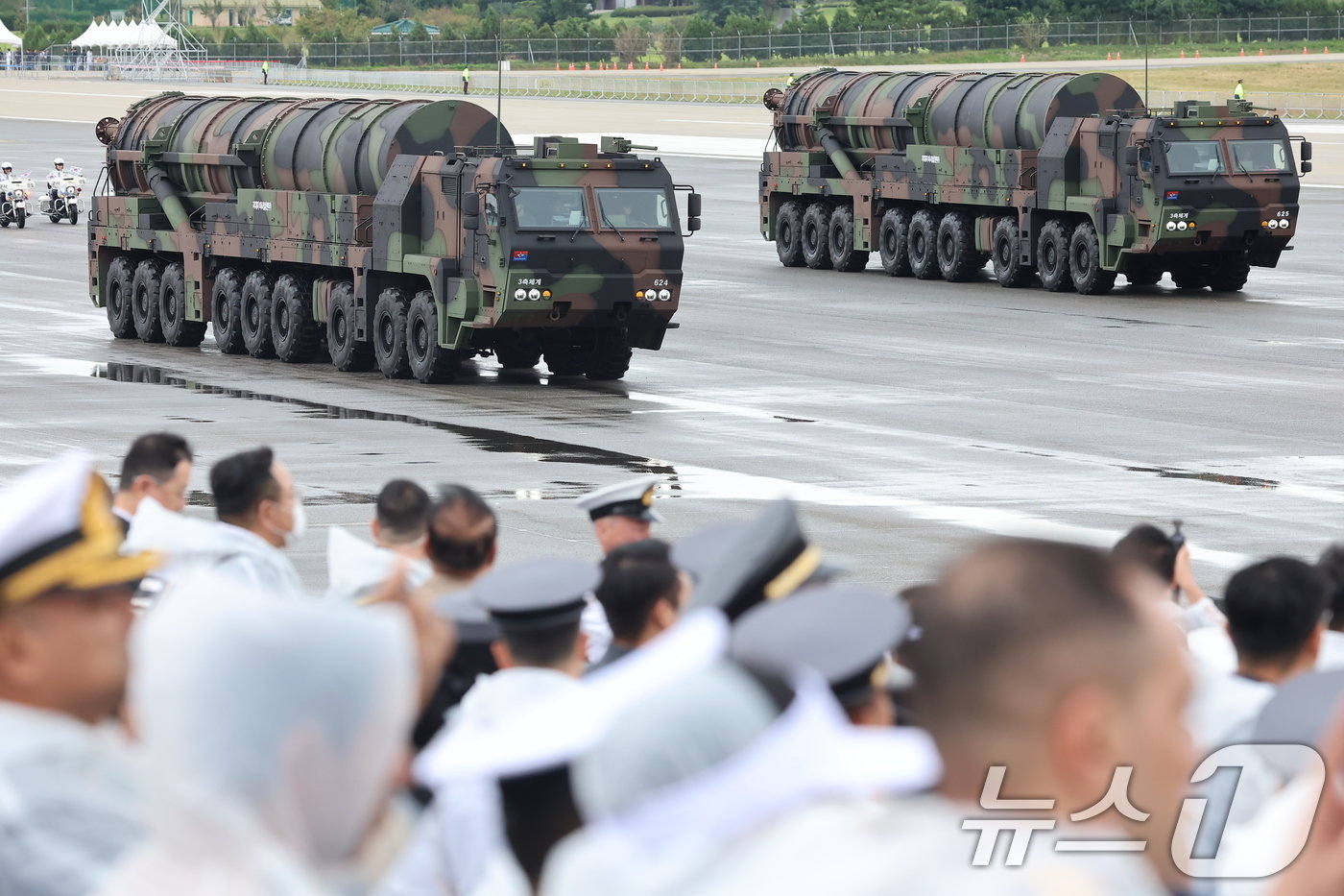 본문 이미지 - 1일 경기도 성남 서울공항에서 열린 건군 제76주년 국군의 날 기념식에서 '괴물 미사일'로 불리는 지대지 미사일 현무-5가 분열하고 있다. 2024.10.1/뉴스1 ⓒ News1 김도우 기자
