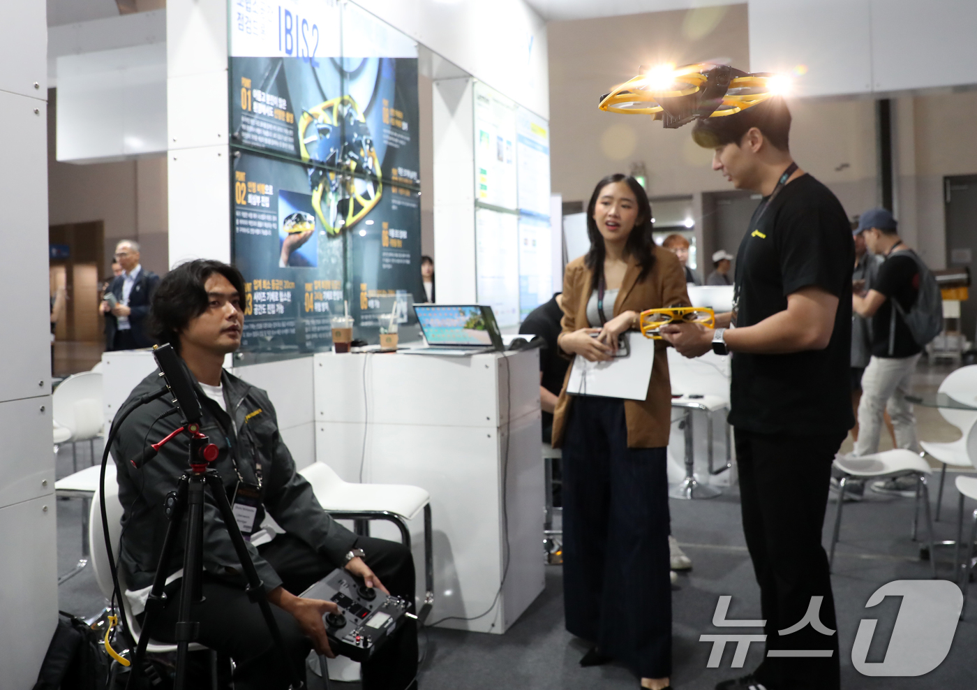 (부산=뉴스1) 윤일지 기자 = 1일 부산 해운대구 벡스코 제1전시장에서 열린 '플라이 아시아 2024'에서 참가자들이 글로벌 전시관을 찾아 일본 드론 스타트업 리베라웨어의 실내점 …