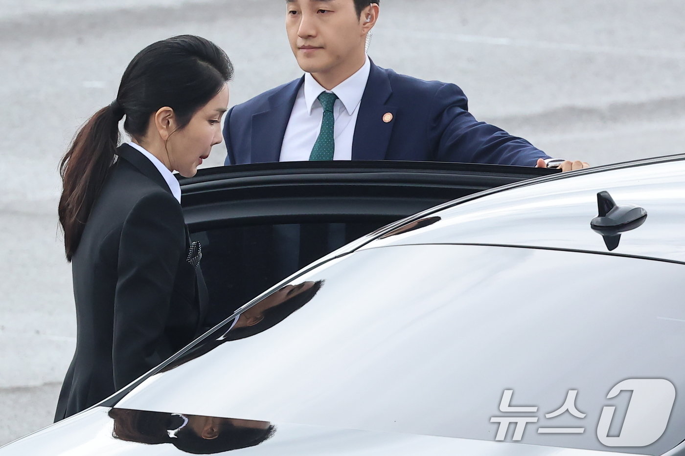 본문 이미지 - 김건희 여사가 1일 성남 서울공항에서 열린 건군 76주년 국군의날 기념식 참석 후 차량으로 이동하고 있다. 2024.10.1 ⓒ News1 김도우 기자