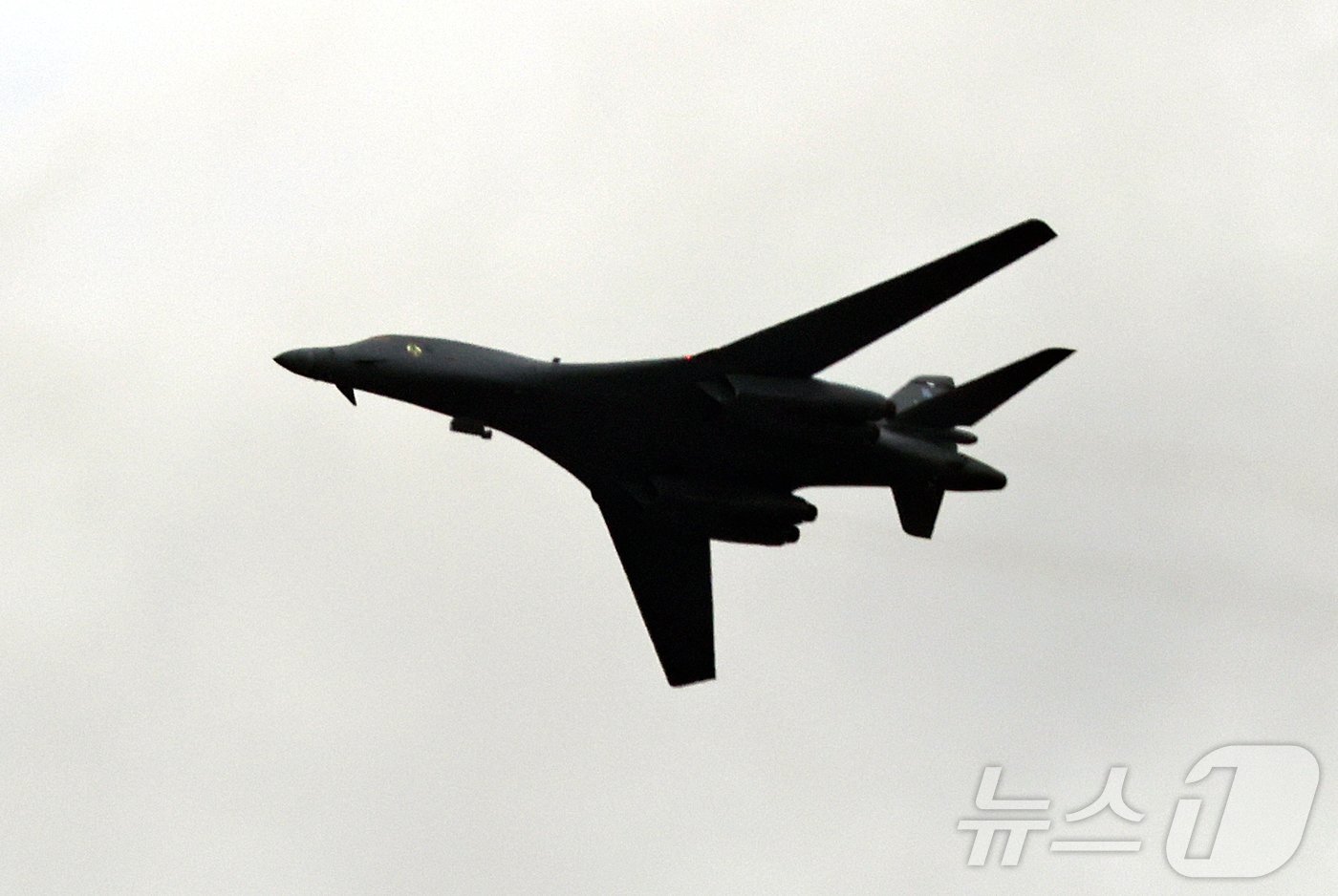 &#39;죽음의 백조&#39;로 불리는 미 공군 초음속 전략폭격기 B-1B 랜서가 1일 오전 제76주년 국군의 날을 기념해 서울 송파구 상공을 비행하고 있다. 2024.10.1/뉴스1 ⓒ News1 구윤성 기자