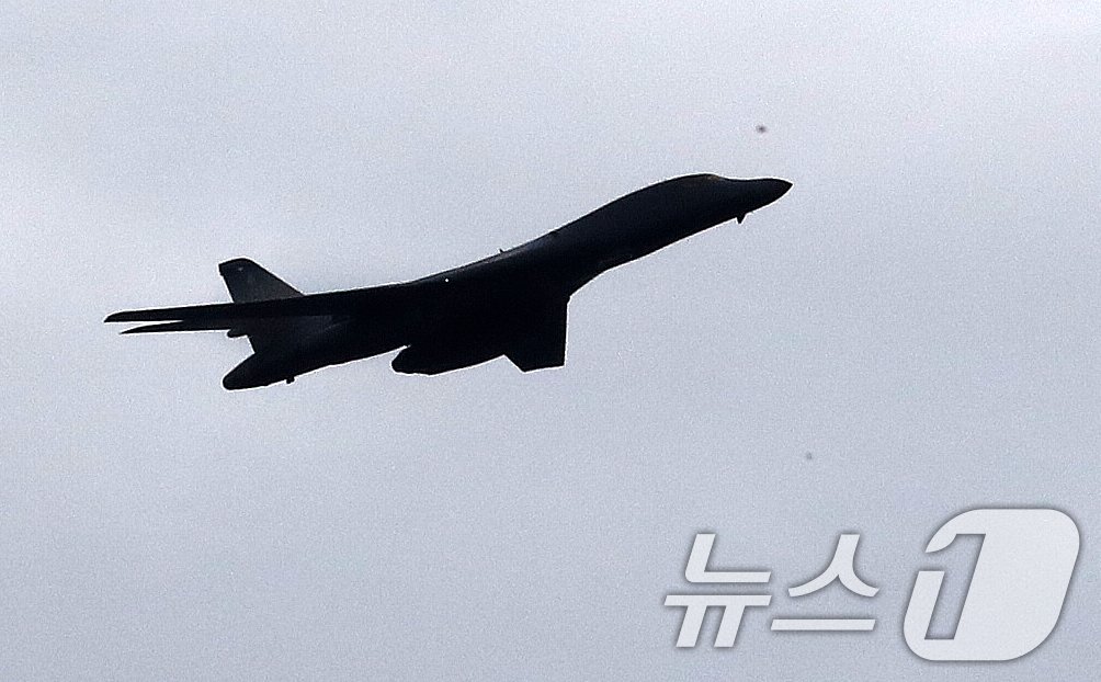 &#39;죽음의 백조&#39;로 불리는 미 공군 초음속 전략폭격기 B-1B 랜서가 1일 오전 제76주년 국군의 날을 기념해 서울 송파구 상공을 비행하고 있다. 2024.10.1/뉴스1 ⓒ News1 박세연 기자