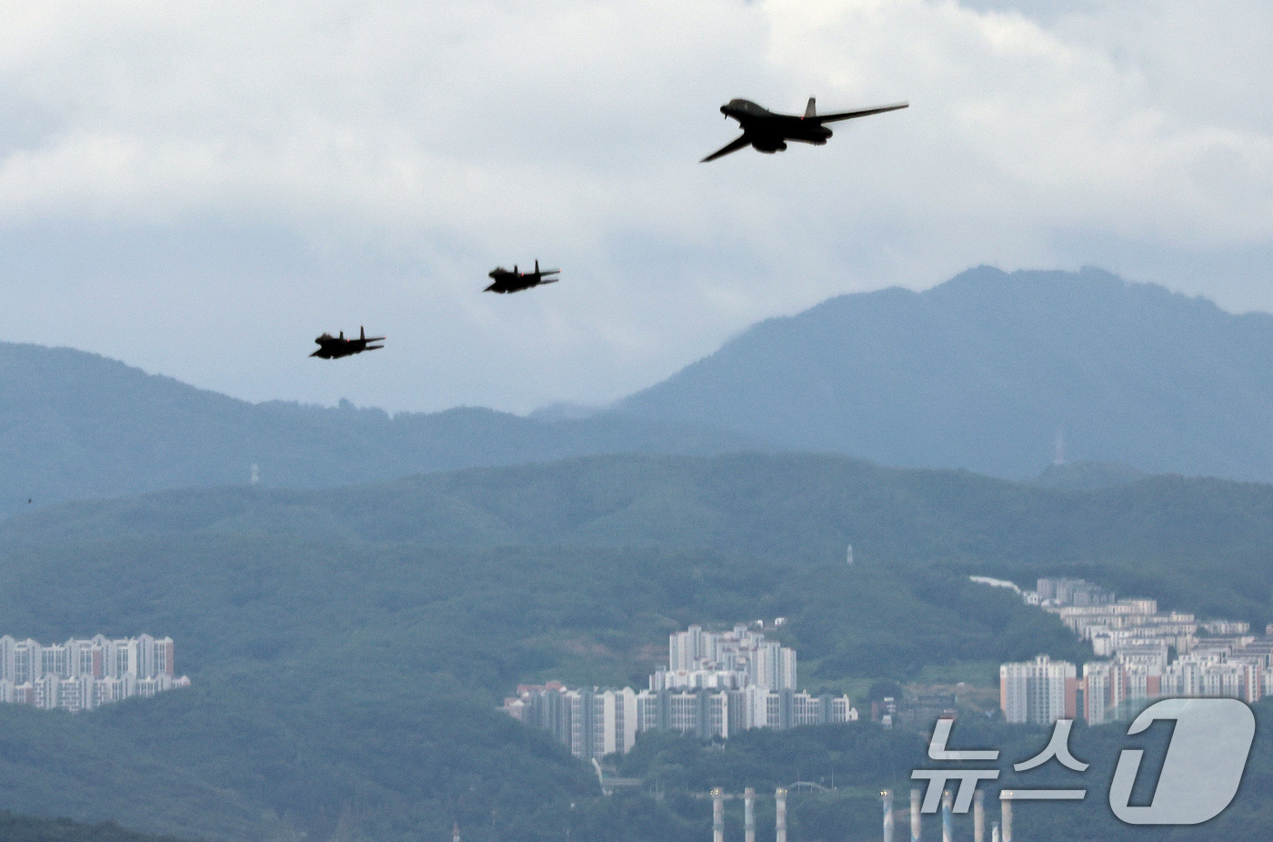 (서울=뉴스1) 구윤성 기자 = '죽음의 백조'로 불리는 미 공군 초음속 전략폭격기 B-1B 랜서가 1일 오전 제76주년 국군의 날을 기념해 서울공항 상공을 비행하고 있다. 202 …