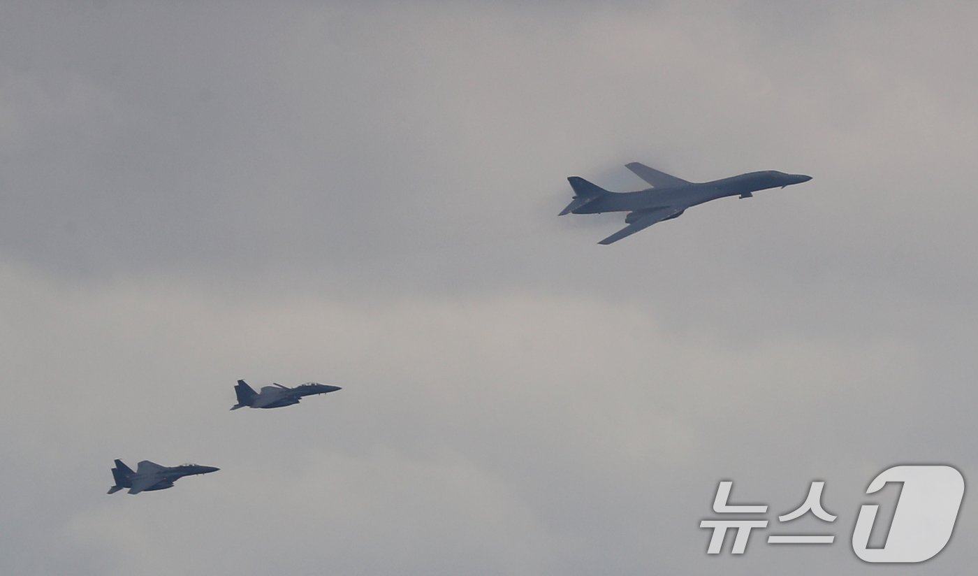 본문 이미지 - 제76주년 국군의 날인 1일 오전 경기 광주시 남한산성에서 바라본 서울 상공에 미 공군 전략폭격기 B-1B '랜서'가 공중분열을 하고 있다. 2024.10.1/뉴스1 ⓒ News1 김영운 기자