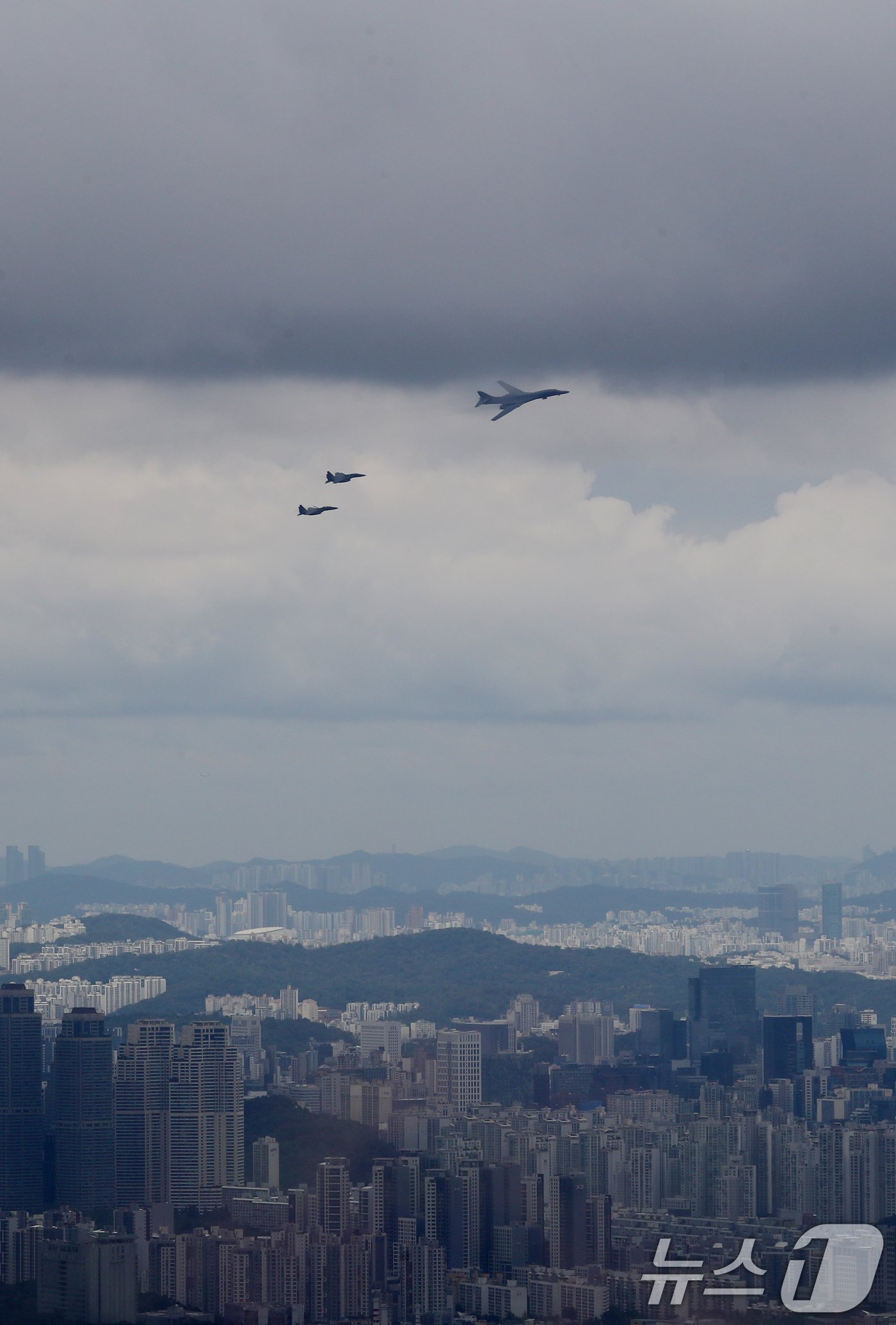 제76주년 국군의 날인 1일 오전 경기 광주시 남한산성에서 바라본 서울 상공에 미 공군 전략폭격기 B-1B &#39;랜서&#39;가 공중분열을 하고 있다. 2024.10.1/뉴스1 ⓒ News1 김영운 기자