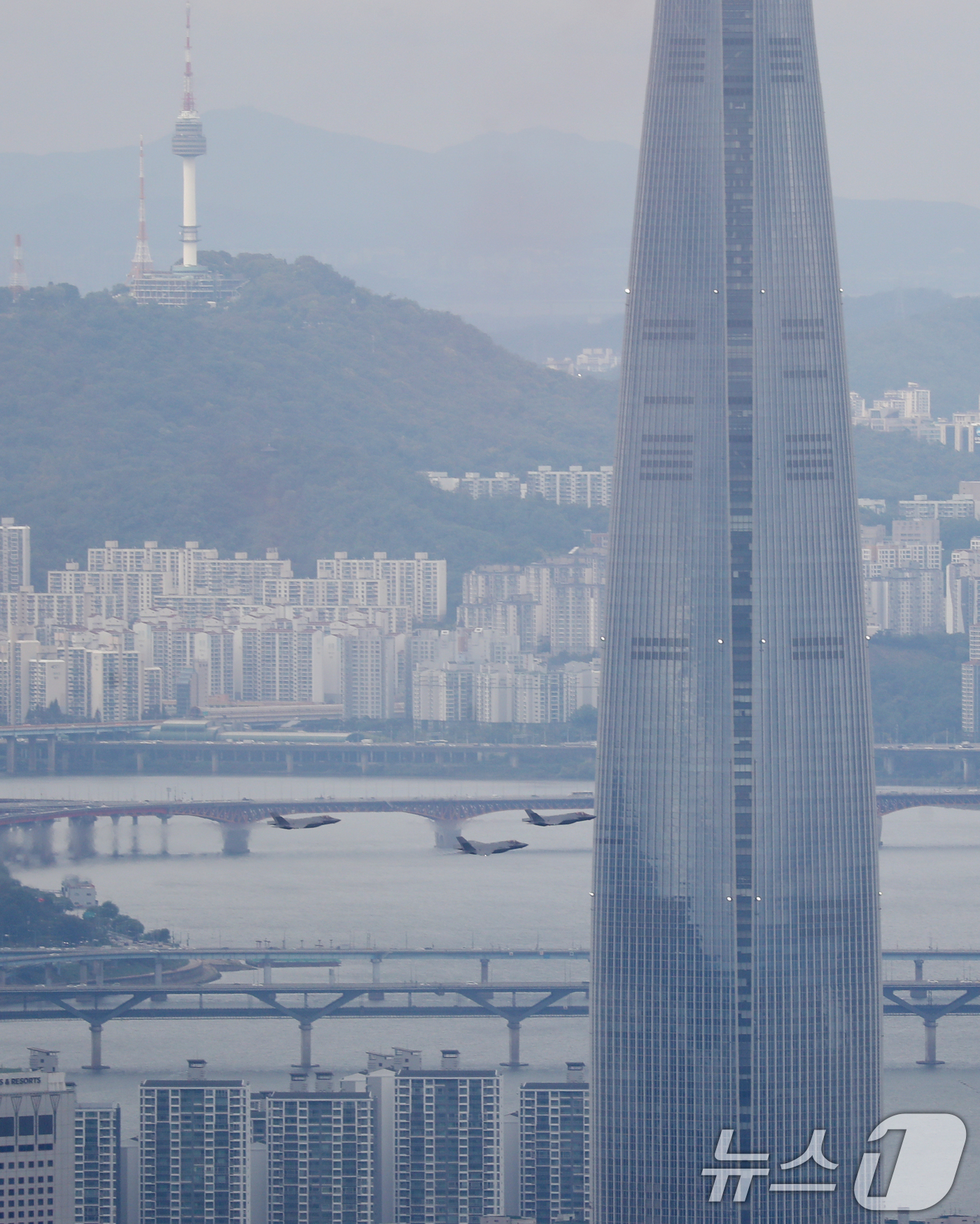 (경기광주=뉴스1) 김영운 기자 = 제76주년 국군의 날인 1일 오전 경기 광주시 남한산성에서 바라본 서울 상공에서 공군 스텔스전투기 F-35A가 공중분열을 하고 있다. 2024. …