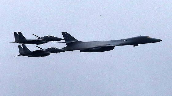 [뉴스1 PICK]서울 상공 비행하는 美 '죽음의 백조' B-1B…北 반발