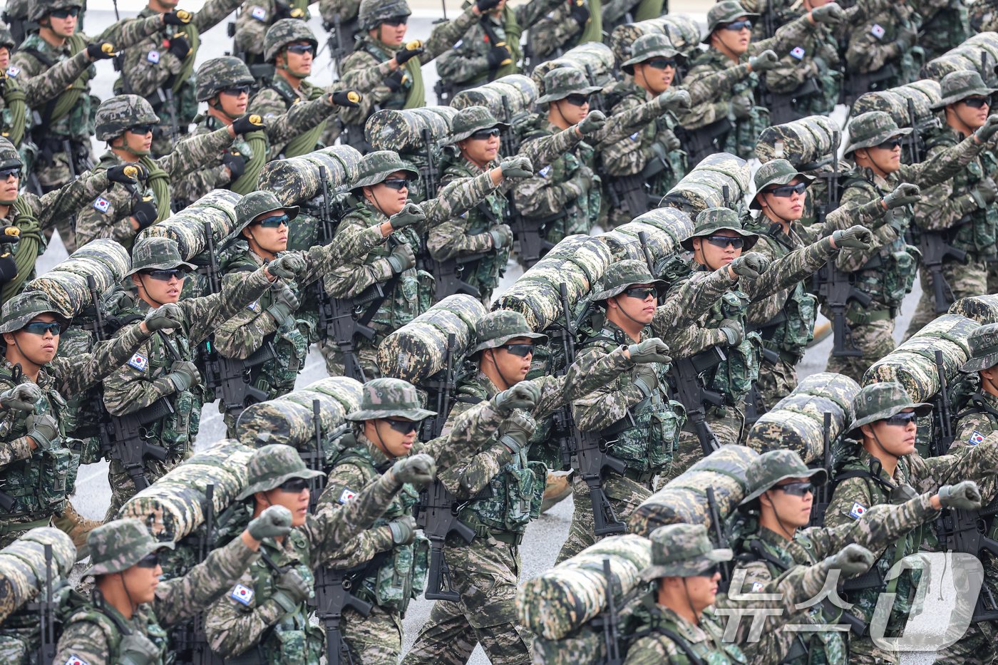 1일 경기도 성남시 서울공항에서 열린 제76주년 국군의 날 기념식에서 해병대 장병들이 분열을 하고 있다. 2024.10.1/뉴스1 ⓒ News1 김도우 기자