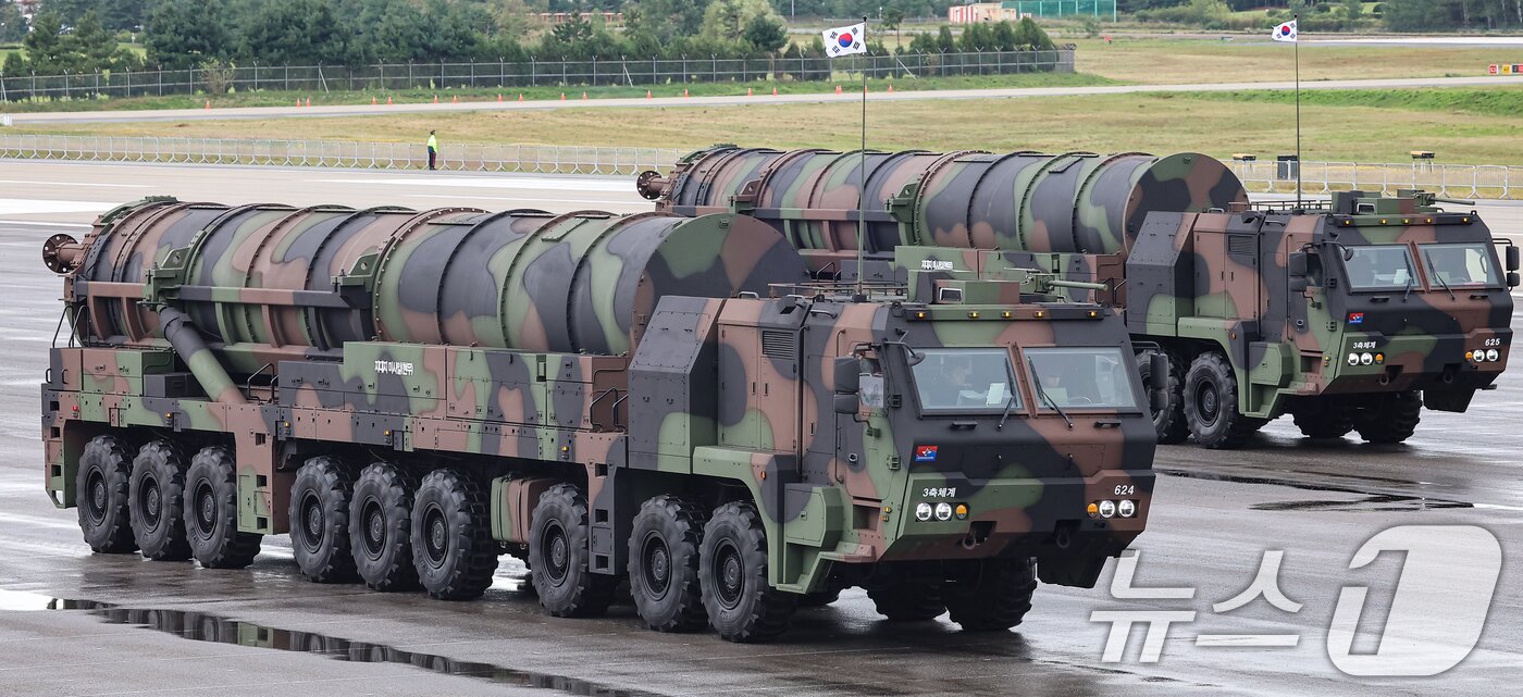 본문 이미지 - 1일 경기도 성남 서울공항에서 열린 건군 제76주년 국군의 날 기념식에서 &#39;괴물 미사일&#39;로 불리는 지대지 미사일 현무-5가 분열하고 있다. 2024.10.1/뉴스1 ⓒ News1 김도우 기자