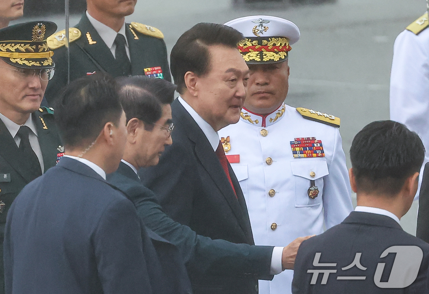 (성남=뉴스1) 김도우 기자 = 윤석열 대통령이 1일 경기도 성남 서울공항에서 열린 건군 제76주년 국군의 날 기념식에 참석하고 있다. 2024.10.1/뉴스1