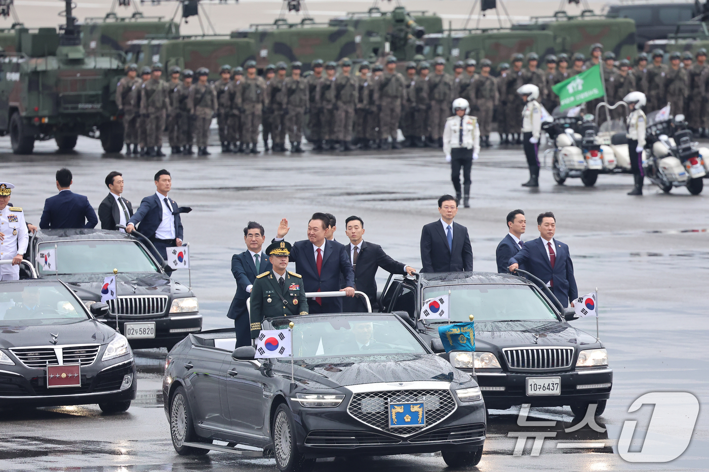 (성남=뉴스1) 김도우 기자 = 윤석열 대통령이 1일 경기도 성남 서울공항에서 열린 건군 제76주년 국군의 날 기념식에서 사열하고 있다. 2024.10.1/뉴스1