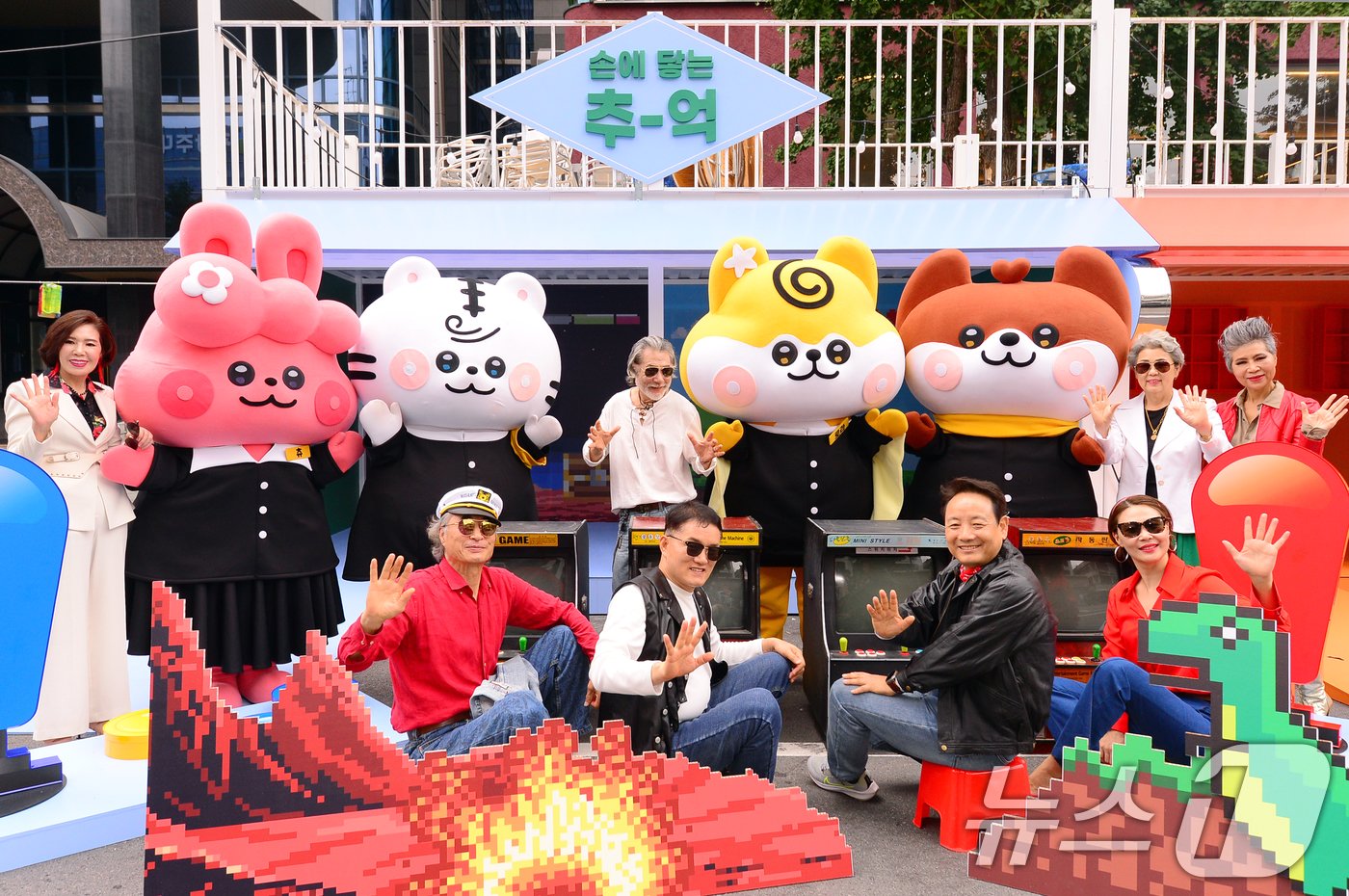 본문 이미지 - 제21회 광주 추억의 충장축제 개막을 하루 앞둔 1일 금남로 일대에서 임택 광주 동구청장과 충장프렌즈, 충장시니어모델들이 축제 홍보를 하고 있다. 2024.10.1/뉴스1 ⓒ News1 이승현 기자