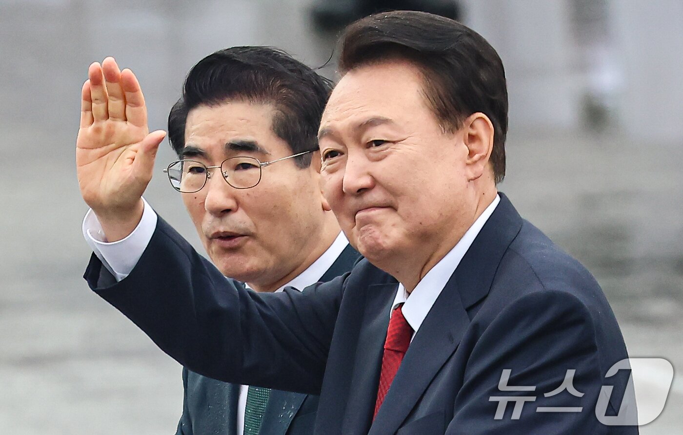 본문 이미지 - 윤석열 대통령이 1일 경기도 성남 서울공항에서 열린 건군 제76주년 국군의 날 기념식에서 사열하고 있다. 2024.10.1/뉴스1 ⓒ News1 김도우 기자