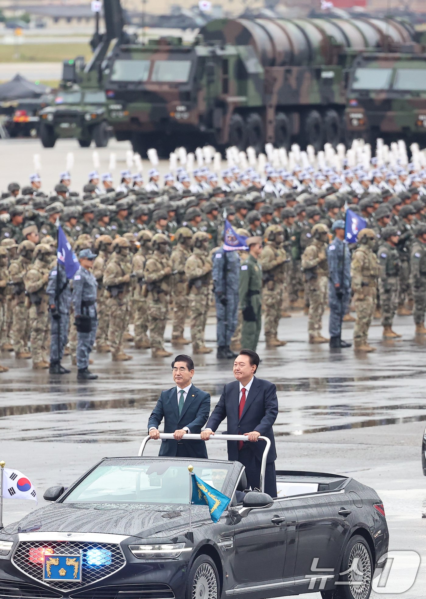 윤석열 대통령이 1일 경기도 성남 서울공항에서 열린 건군 제76주년 국군의 날 기념식에서 사열하고 있다. 2024.10.1/뉴스1 ⓒ News1 김도우 기자