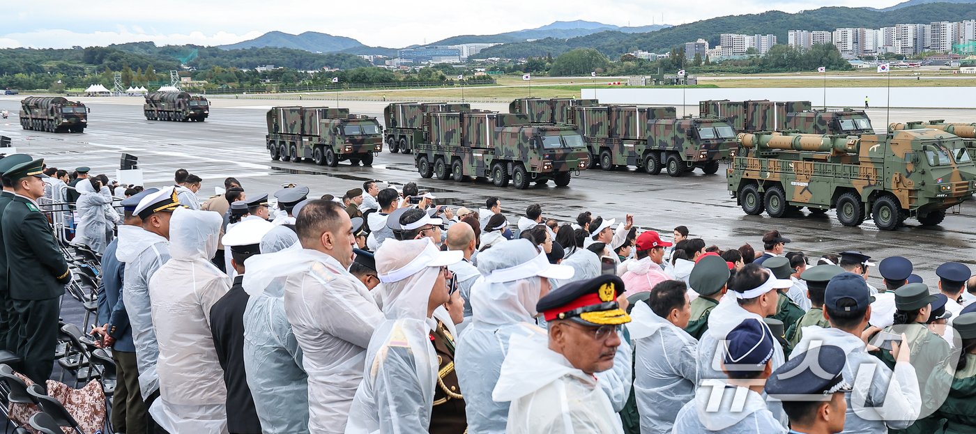 1일 경기도 성남시 서울공항에서 열린 제76주년 국군의 날 기념식에서 고위력 탄도미사일 &#39;현무-5&#39;등이 포함된 한국형 3축 체계 제대가 분열하고 있다. 2024.10.1/뉴스1 ⓒ News1 김도우 기자