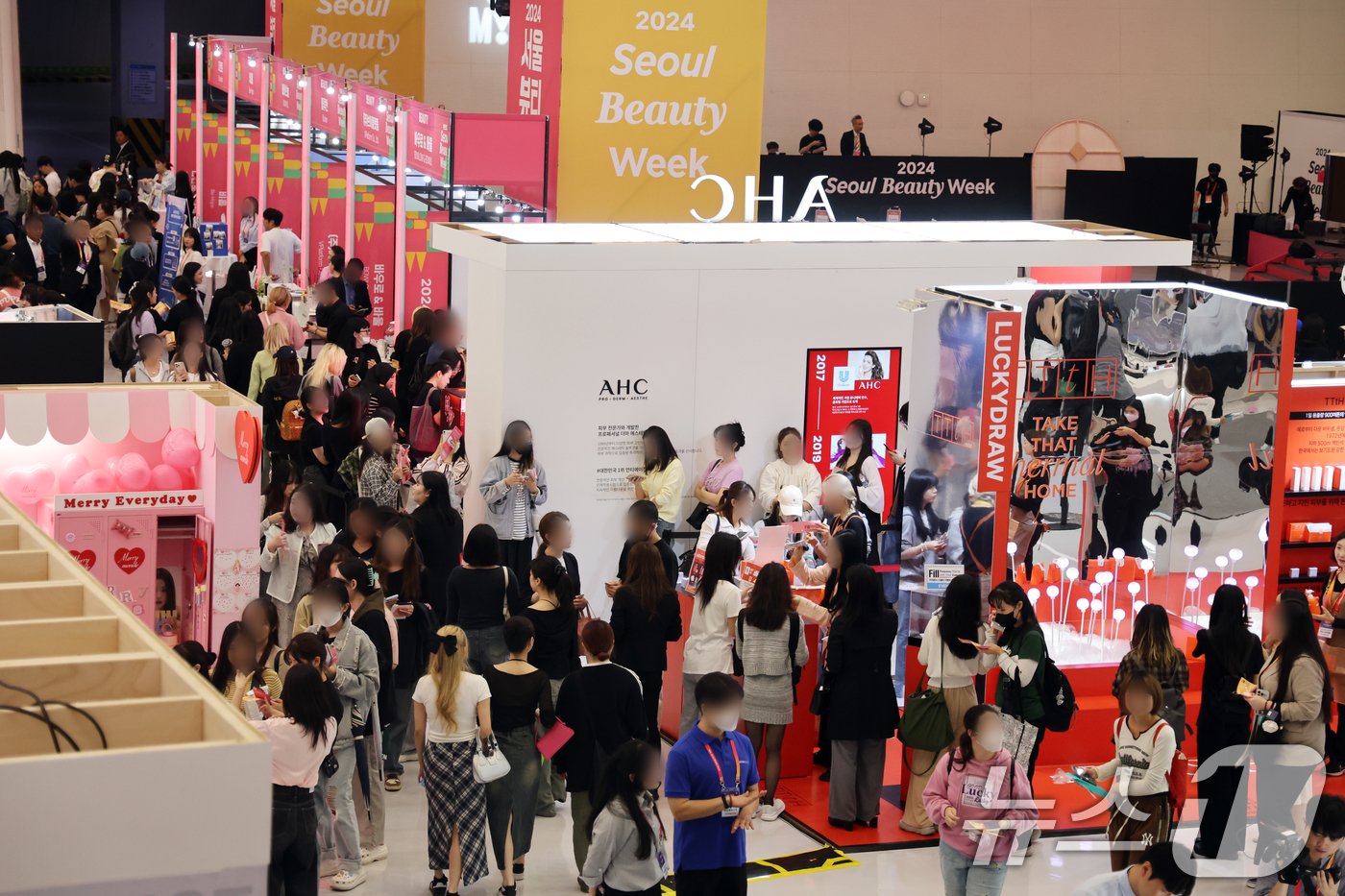 본문 이미지 - 사진은 1일 서울 중구 동대문디자인플라자(DDP)에서 열린 '2024 서울뷰티위크' 모습. ⓒ News1 황기선 기자