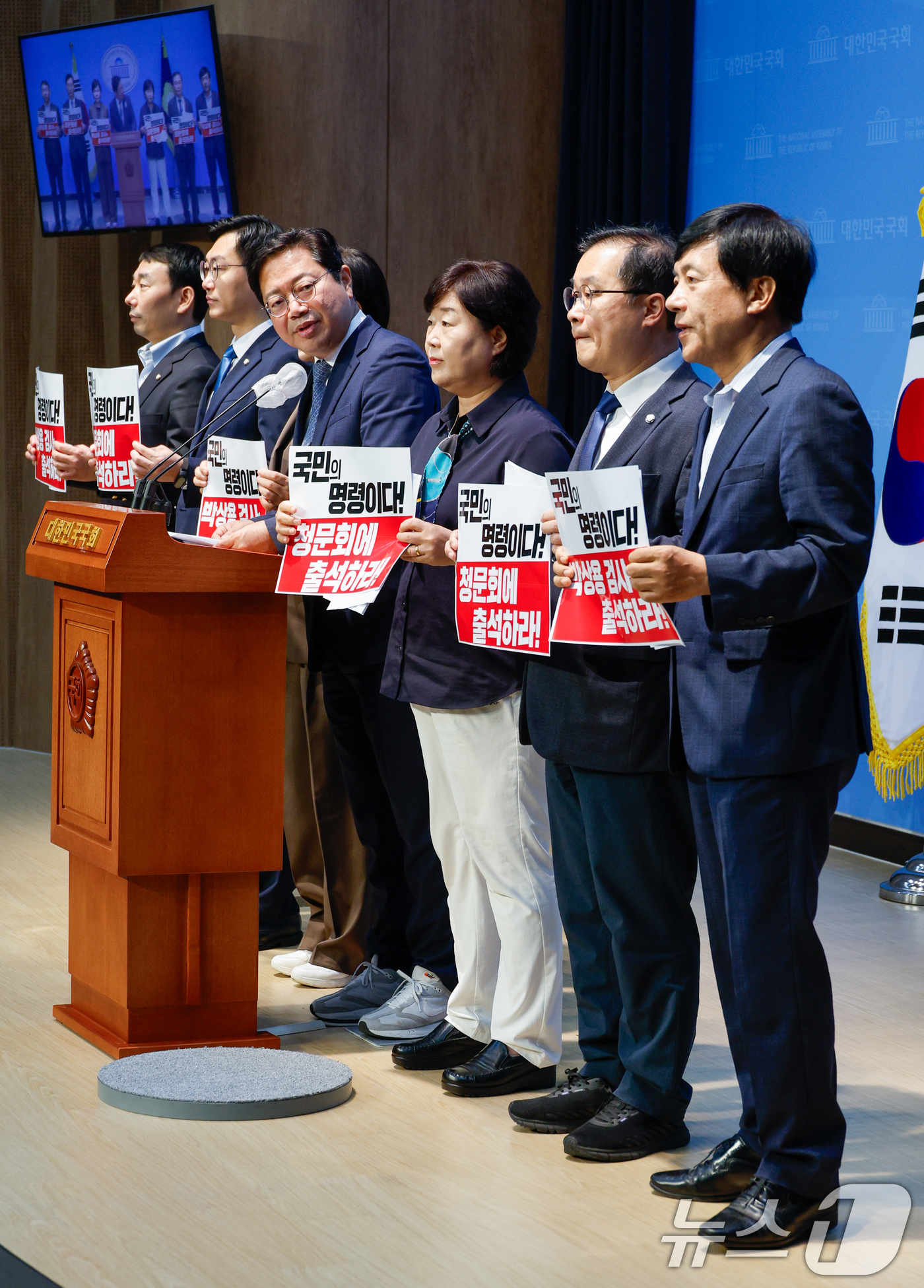 (서울=뉴스1) 안은나 기자 = 국회 법제사법위원회 소속 더불어민주당 김승원 간사를 비롯한 위원들이 1일 서울 여의도 국회 소통관에서 이재명 대표 관련 대북송금 사건을 수사한 박상 …