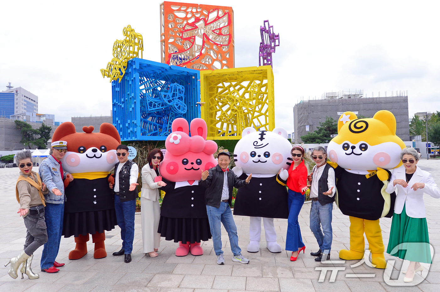 (광주=뉴스1) 이승현 기자 = 제21회 광주 추억의 충장축제 개막을 하루 앞둔 1일 5·18 민주광장에 설치된 축제 상징물 앞에서 임택 광주 동구청장과 충장프렌즈, 충장시니어모델 …