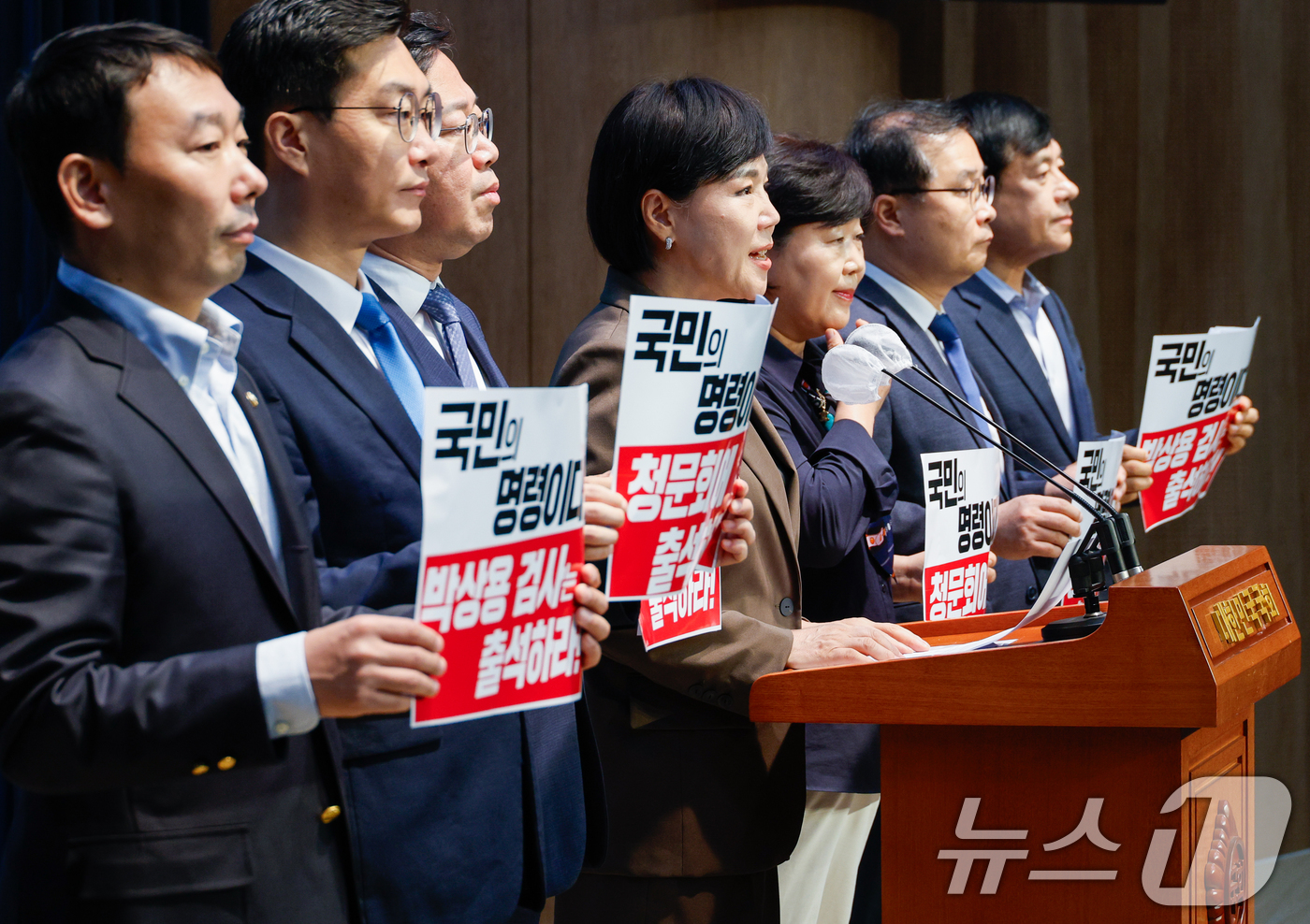 (서울=뉴스1) 안은나 기자 = 국회 법제사법위원회 소속 더불어민주당 위원들이 1일 서울 여의도 국회 소통관에서 이재명 대표 관련 대북송금 사건을 수사한 박상용 검사 등 탄핵청문회 …