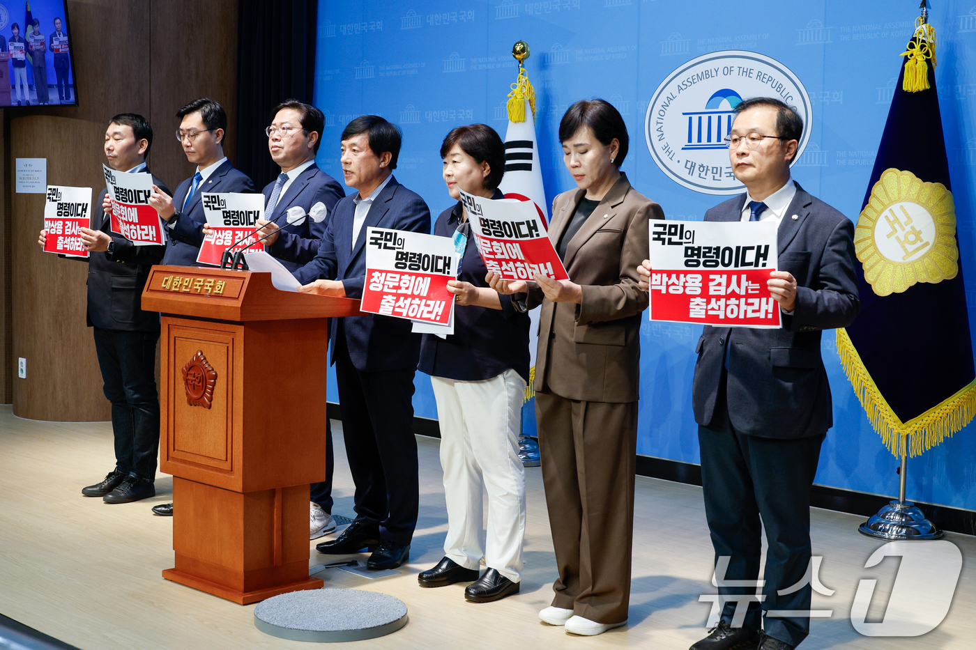 (서울=뉴스1) 안은나 기자 = 국회 법제사법위원회 소속 더불어민주당 위원들이 1일 서울 여의도 국회 소통관에서 이재명 대표 관련 대북송금 사건을 수사한 박상용 검사 등 탄핵청문회 …