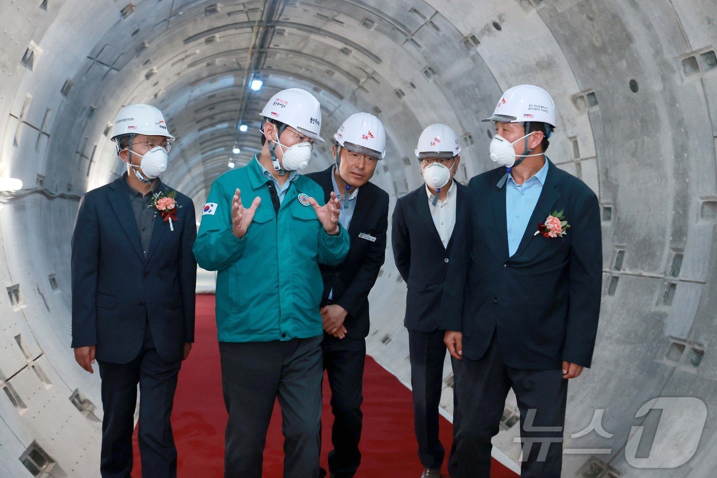 본문 이미지 - 이상일 시장이 9월 30일 '용인반도체 클러스터 일반산업단지' 전력공급을 위한 터널식 전력구 관통식에서 현장을 둘러보며 관계자들과 의견을 나누고 있는 모습.(용인시 제공)