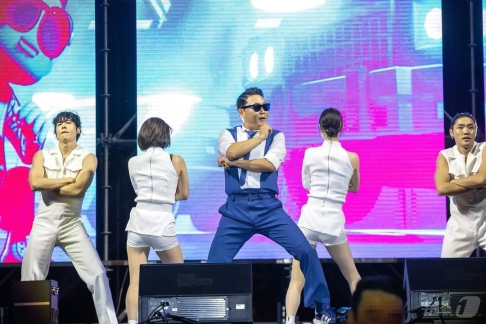 본문 이미지 - 과천공연예술축제 현장에서 가수 싸이가 공연 중이다.&#40;과천시 제공&#41;