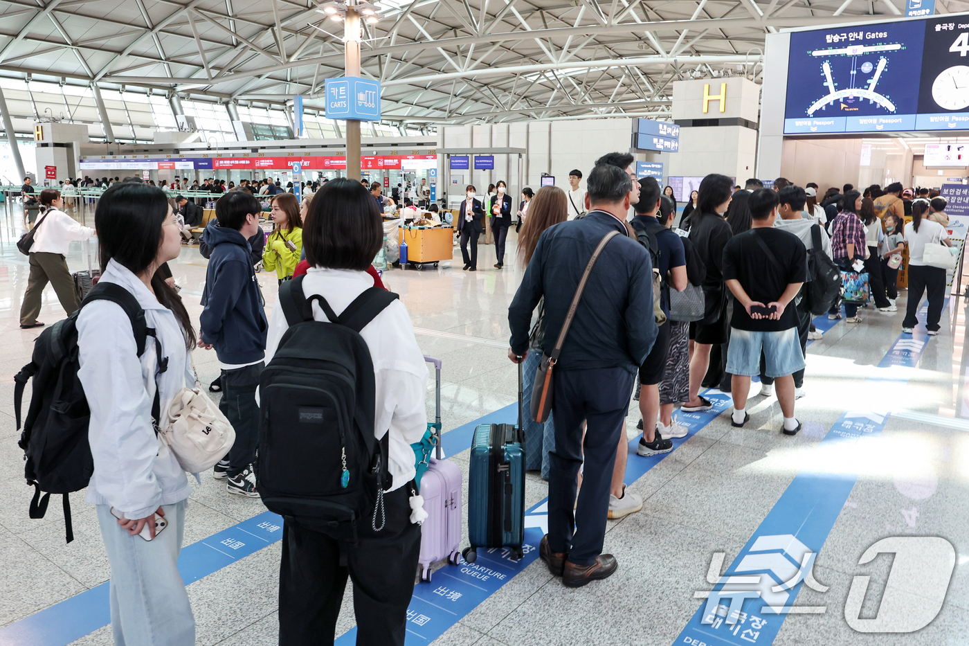 (인천공항=뉴스1) 민경석 기자 = 국군의 날과 개천철을 포함한 징검다리 연휴가 시작된 1일 인천국제공항 출국장이 여행객들로 붐비고 있다. 2024.10.1/뉴스1