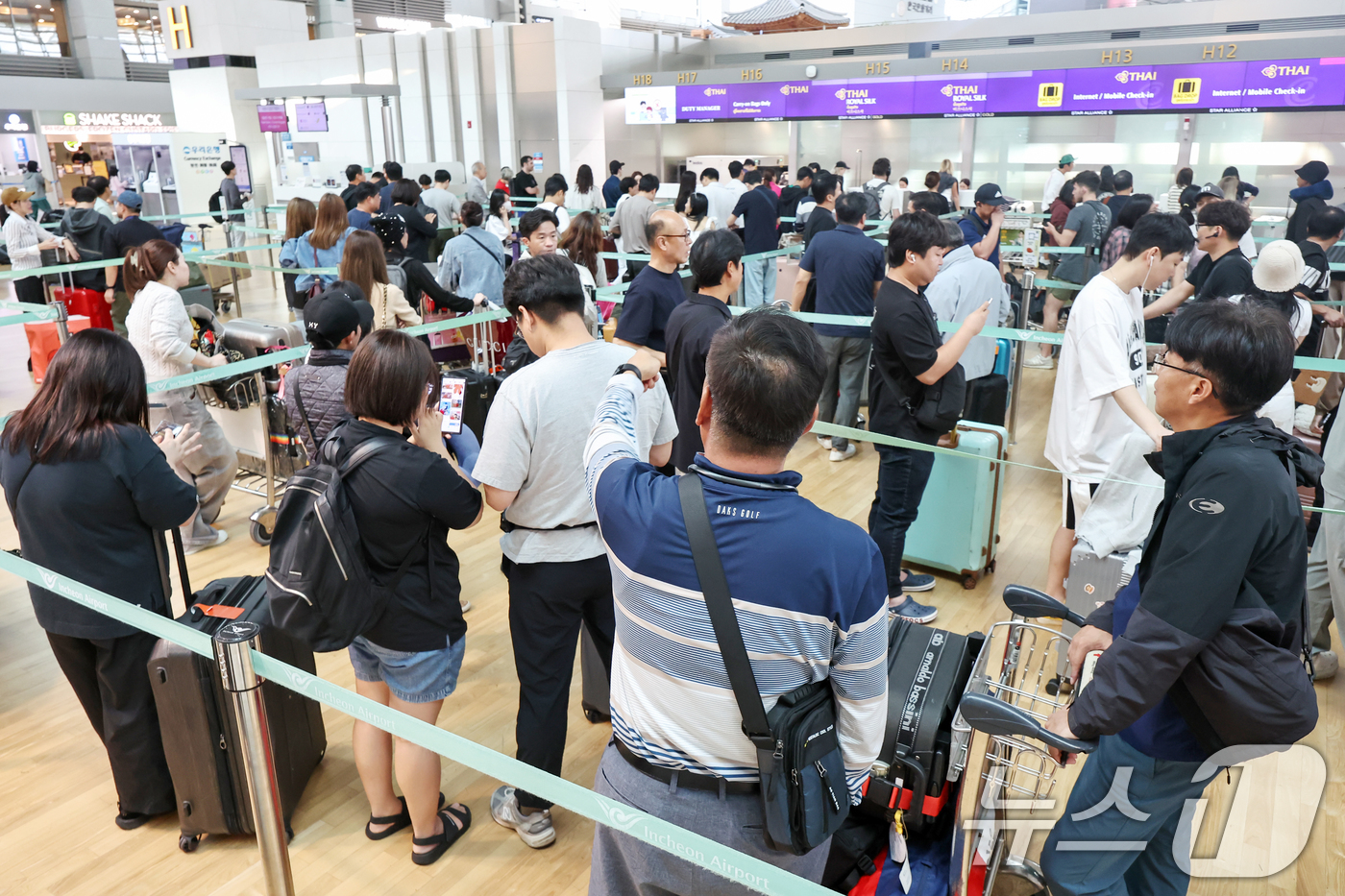 (인천공항=뉴스1) 민경석 기자 = 국군의 날과 개천철을 포함한 징검다리 연휴가 시작된 1일 인천국제공항 출국장이 여행객들로 붐비고 있다. 2024.10.1/뉴스1