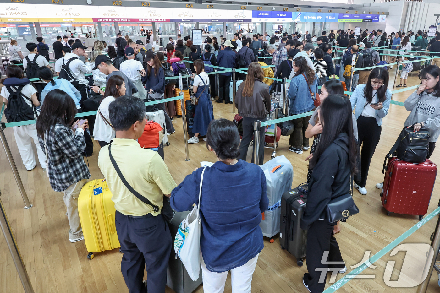 (인천공항=뉴스1) 민경석 기자 = 국군의 날과 개천철을 포함한 징검다리 연휴가 시작된 1일 인천국제공항 출국장이 여행객들로 붐비고 있다. 2024.10.1/뉴스1