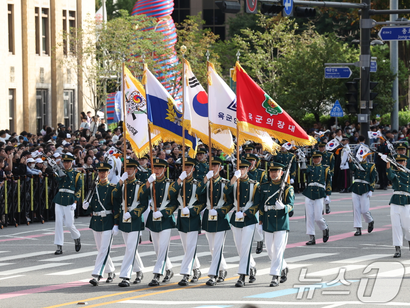 (서울=뉴스1) 황기선 기자 = 1일 서울 종로구 광화문광장 일대에서 제76주년 국군의 날 시가행진이 펼쳐지고 있다.국군의 날 시가행진이 2년 연속으로 열리는 건 40년 만이다. …