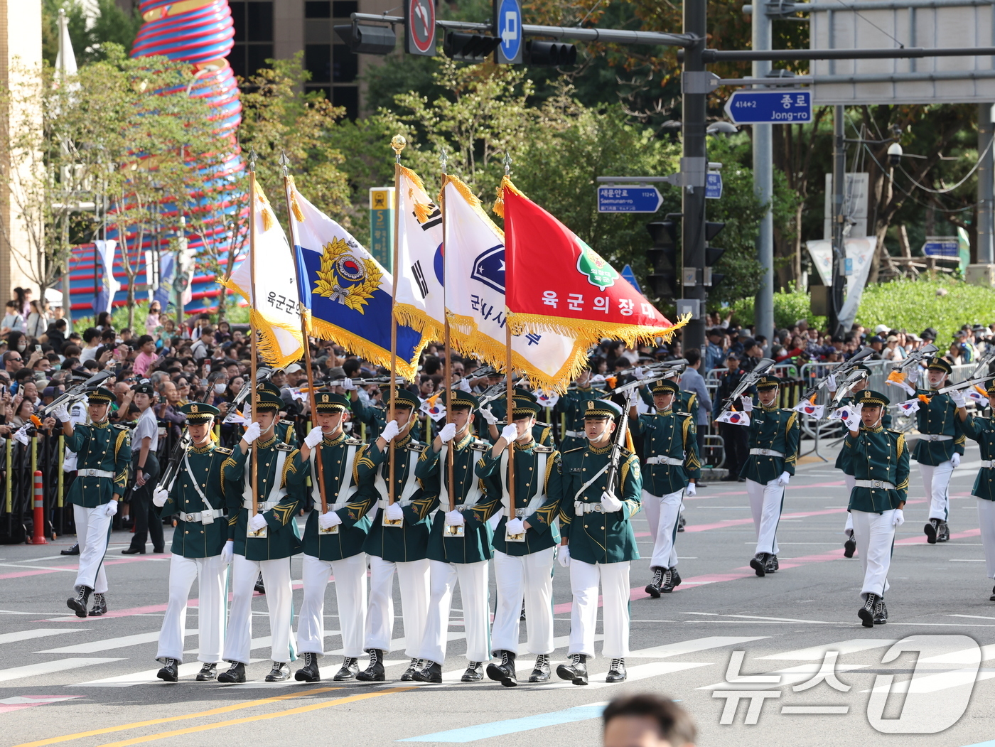 (서울=뉴스1) 황기선 기자 = 1일 서울 종로구 광화문광장 일대에서 제76주년 국군의 날 시가행진이 펼쳐지고 있다.국군의 날 시가행진이 2년 연속으로 열리는 건 40년 만이다. …