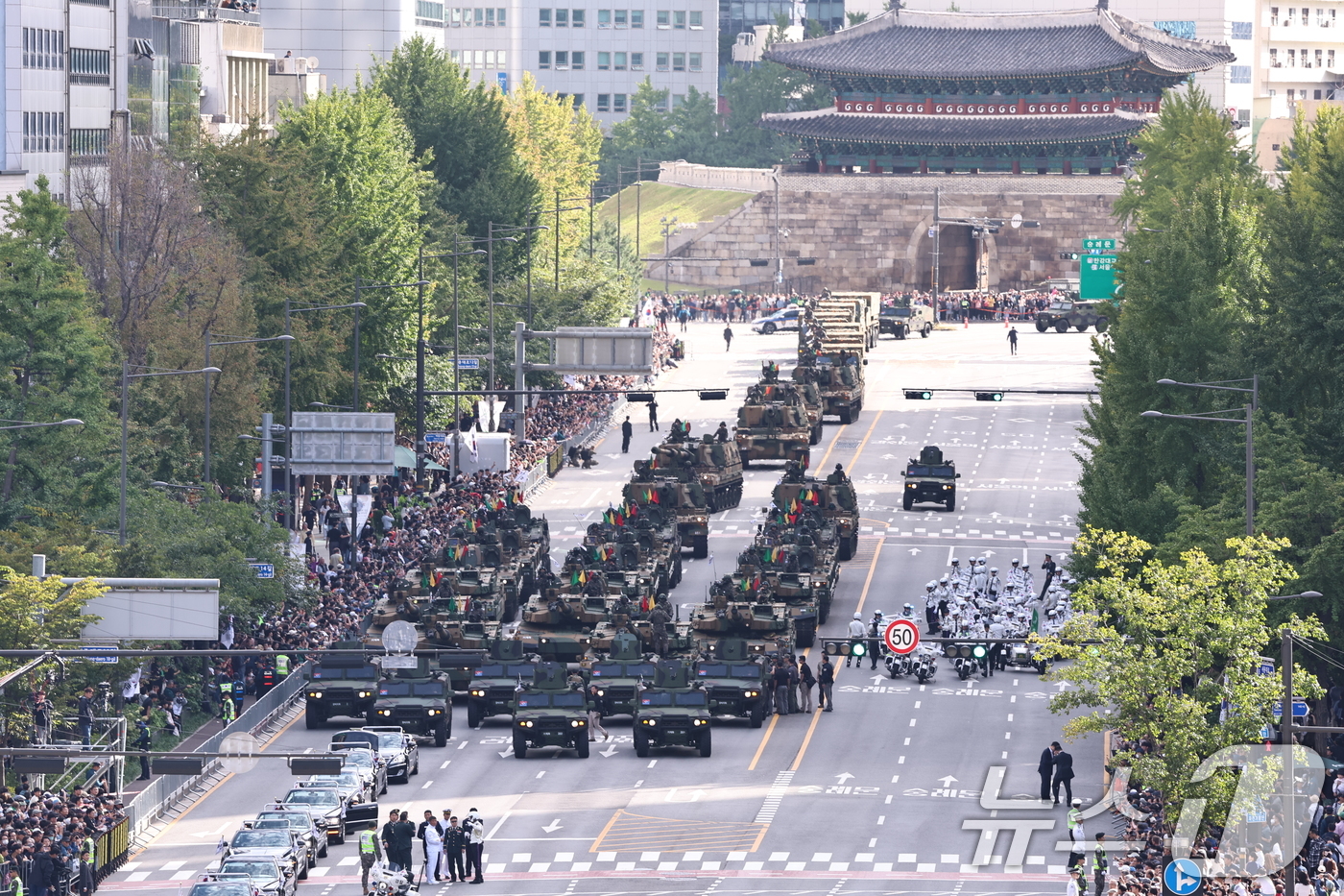 (서울=뉴스1) 구윤성 기자 = 1일 오후 서울 광화문광장 일대에서 열린 건군 76주년 국군의날 시가행진에서 지상 전력이 기동하고 있다. 2024.10.1/뉴스1