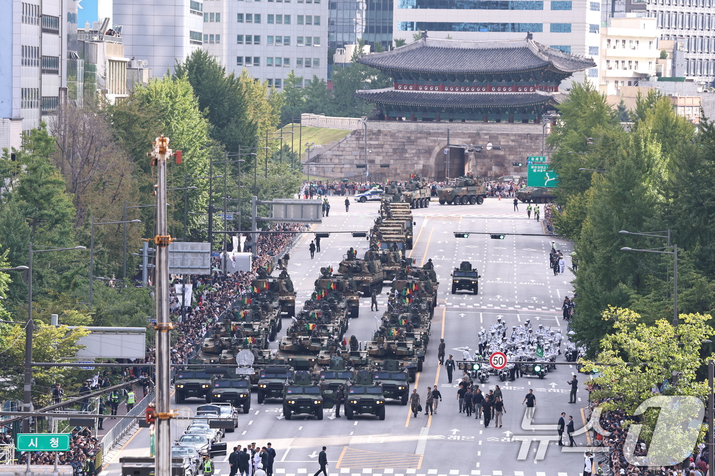 (서울=뉴스1) 구윤성 기자 = 1일 오후 서울 광화문광장 일대에서 열린 건군 76주년 국군의날 시가행진에서 지상 전력이 기동하고 있다. 2024.10.1/뉴스1