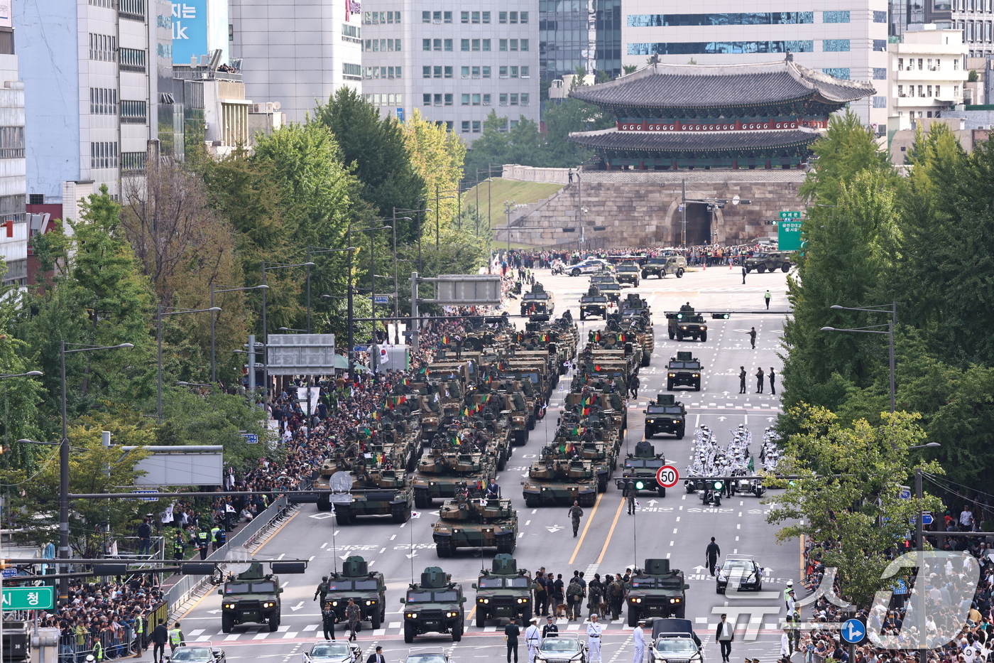 (서울=뉴스1) 구윤성 기자 = 1일 오후 서울 광화문광장 일대에서 열린 건군 76주년 국군의날 시가행진에서 지상 전력이 기동하고 있다.국군의 날 시가행진이 2년 연속으로 열리는 …