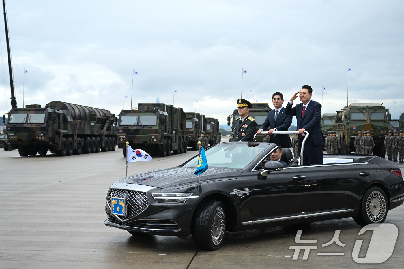 (서울=뉴스1) 송원영 기자 = 윤석열 대통령이 1일 오전 경기도 성남 서울공항에서 열린 건군 76주년 국군의날 기념식에서 지대지 미사일 '현무-5'를 사열하고 있다. (대통령실 …