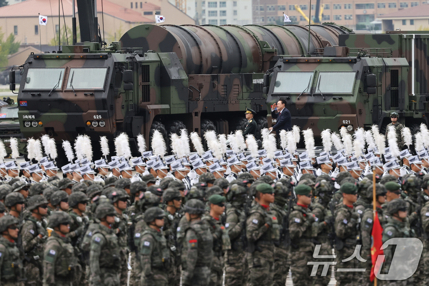(서울=뉴스1) 송원영 기자 = 윤석열 대통령이 1일 오전 경기도 성남 서울공항에서 열린 건군 76주년 국군의날 기념식에서 지대지 미사일 '현무-5'를 사열하고 있다. (대통령실 …