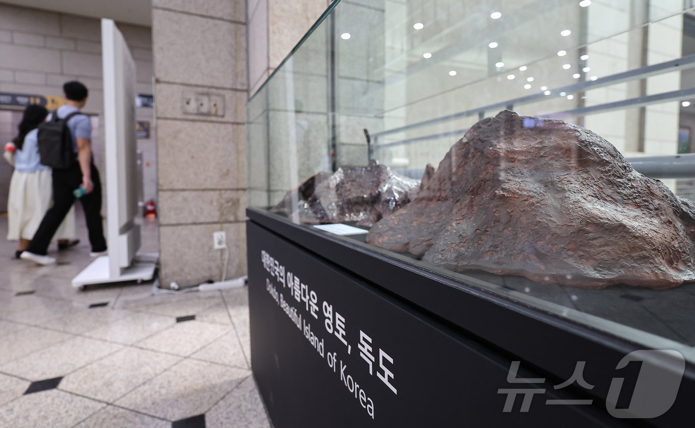 본문 이미지 - 1일 서울 용산구 전쟁기념관에 독도 모형이 전시돼 있다. 전쟁기념사업회는 최근 철거 논란이 불거졌던 전쟁기념관 내 독도 모형의 보존처리를 완료해 이날부터 전시한다고 밝혔다. 2024.10.1/뉴스1 ⓒ News1 김도우 기자