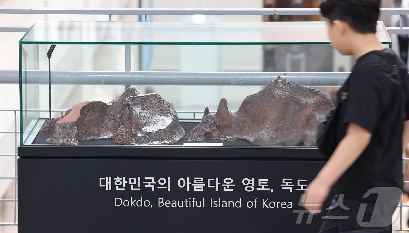 본문 이미지 - 1일 서울 용산구 전쟁기념관에 독도 모형이 전시돼 있다. 전쟁기념사업회는 최근 철거 논란이 불거졌던 전쟁기념관 내 독도 모형의 보존처리를 완료해 이날부터 전시한다고 밝혔다. 2024.10.1/뉴스1 ⓒ News1 김도우 기자