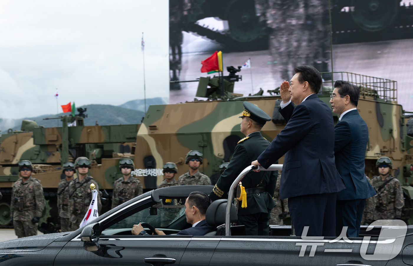 (서울=뉴스1) 송원영 기자 = 윤석열 대통령이 1일 오전 경기도 성남 서울공항에서 열린 건군 76주년 국군의날 기념식에서 김용현 국방부 장관과 사열하고 있다. (대통령실 제공) …