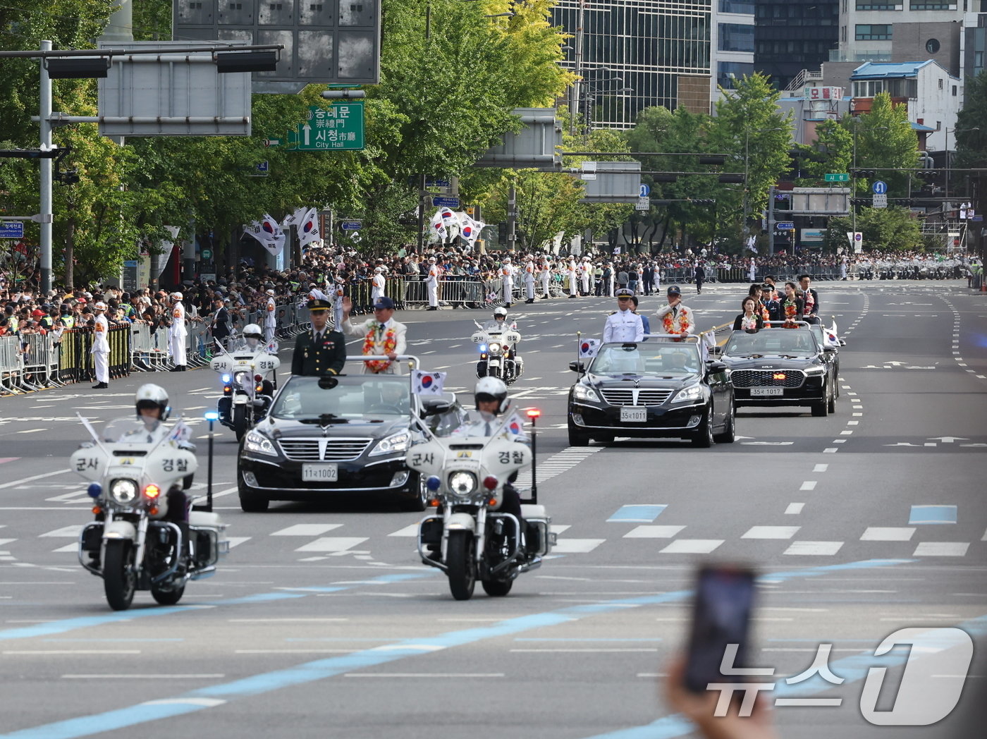 본문 이미지 - 건군 제76주년 국군의 날인 1일 오후 서울 세종대로 일대에서 열린 시가행진에서 호국영웅 카퍼레이드가 진행되고 있다. '강한 국군, 국민과 함께!'라는 주제로 열린 이날 시가행진에는 병력 5000여명과 83종 340여 대의 장비가 참여했다. 2024.10.1/뉴스1 ⓒ News1 황기선 기자