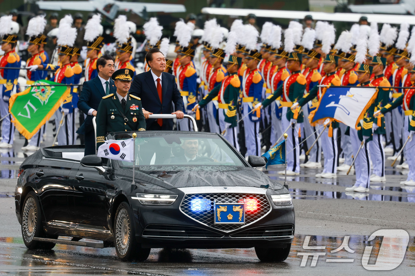 (서울=뉴스1) 송원영 기자 = 윤석열 대통령이 1일 오전 경기도 성남 서울공항에서 열린 건군 76주년 국군의날 기념식에서 김용현 국방부 장관과 사열하고 있다. (대통령실 제공) …