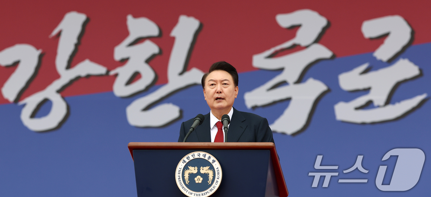 (서울=뉴스1) 송원영 기자 = 윤석열 대통령이 1일 성남 서울공항에서 열린 건군 76주년 국군의날 기념식에서 기념사를 하고 있다. (대통령실 제공) 2024.10.1/뉴스1