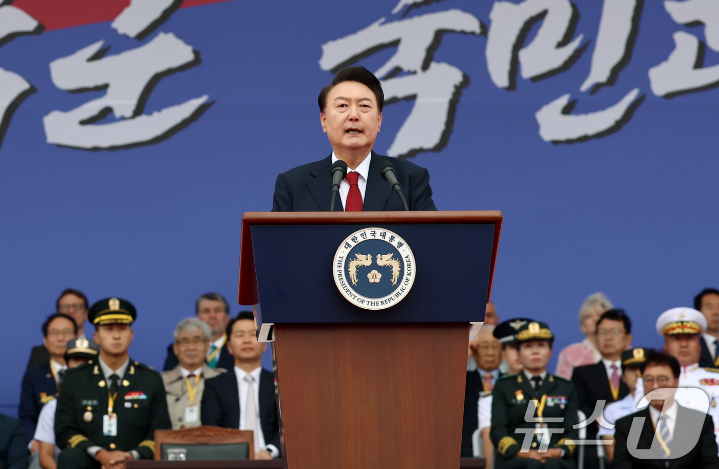 (서울=뉴스1) 송원영 기자 = 윤석열 대통령이 1일 성남 서울공항에서 열린 건군 76주년 국군의날 기념식에서 기념사를 하고 있다. (대통령실 제공) 2024.10.1/뉴스1