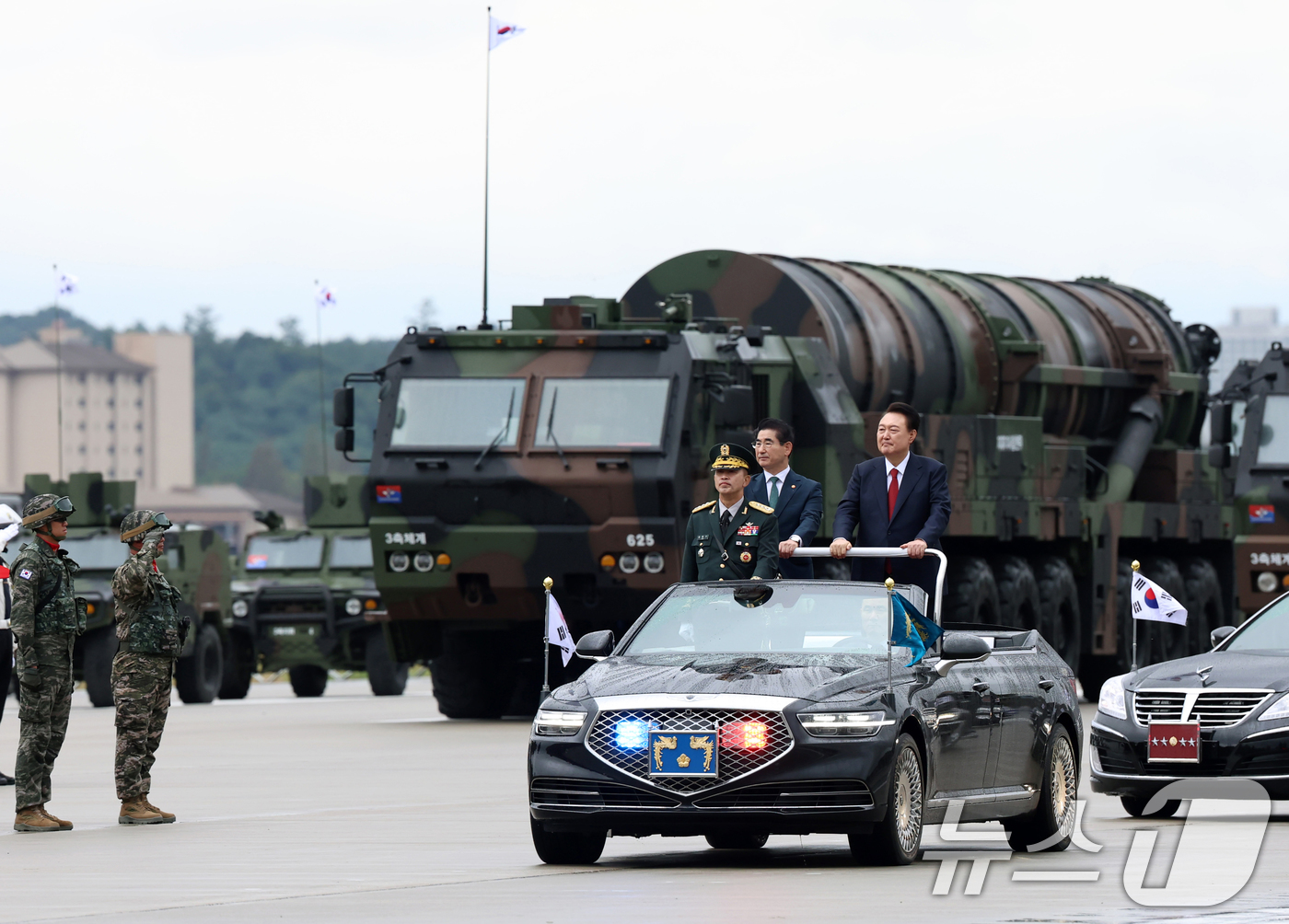 (서울=뉴스1) 송원영 기자 = 윤석열 대통령이 1일 오전 경기도 성남 서울공항에서 열린 건군 76주년 국군의날 기념식에서 지대지 미사일 '현무-5'를 사열하고 있다. (대통령실 …