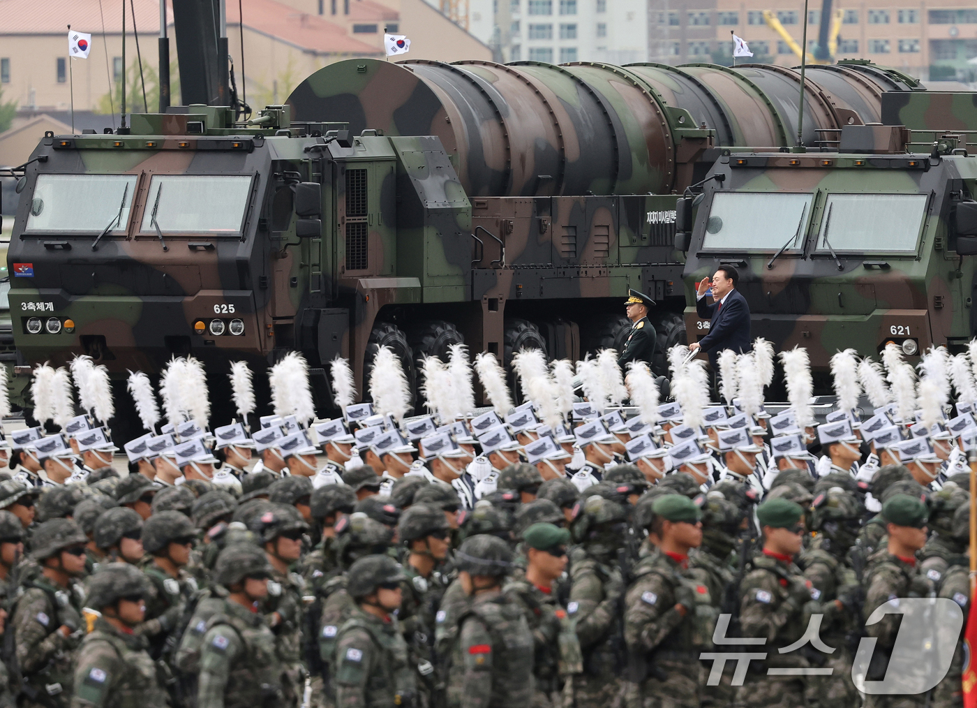 (서울=뉴스1) 송원영 기자 = 윤석열 대통령이 1일 오전 경기도 성남 서울공항에서 열린 건군 76주년 국군의날 기념식에서 지대지 미사일 '현무-5'를 사열하고 있다. (대통령실 …