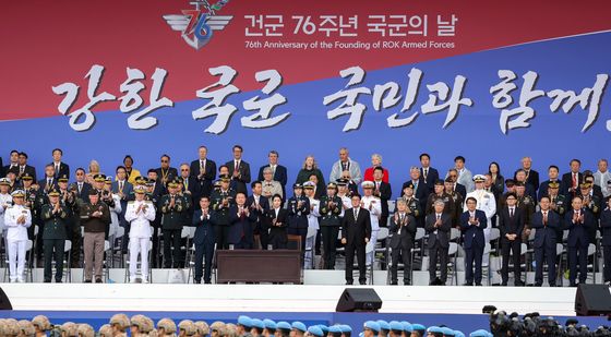 윤석열 대통령, 76주년 국군의날 기념식 분열 참관