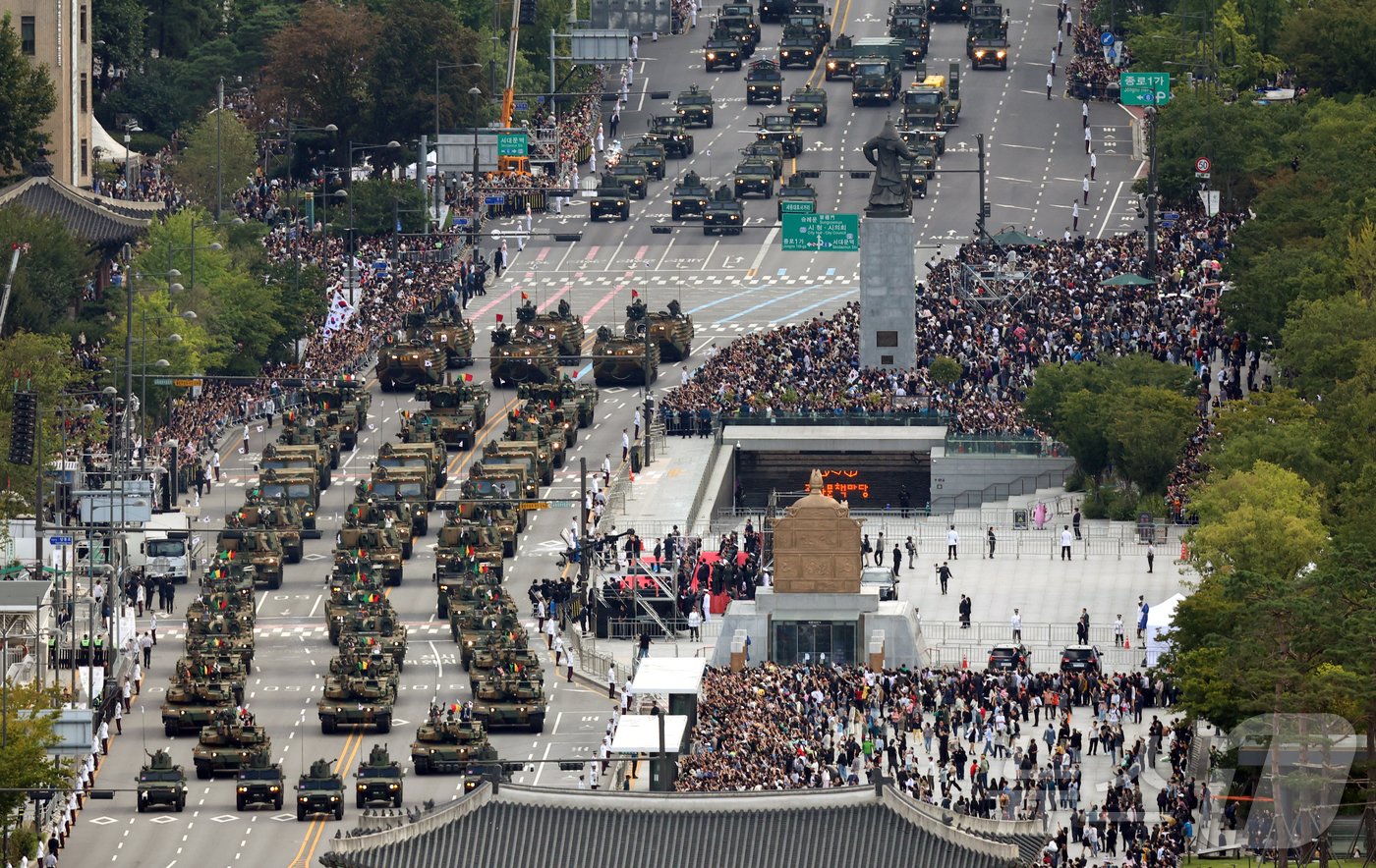 1일 서울 광화문광장 일대에서 열린 건군 76주년 국군의날 시가행진에서 지상 전력이 기동하고 있다. 2024.10.1/뉴스1 ⓒ News1 김명섭 기자