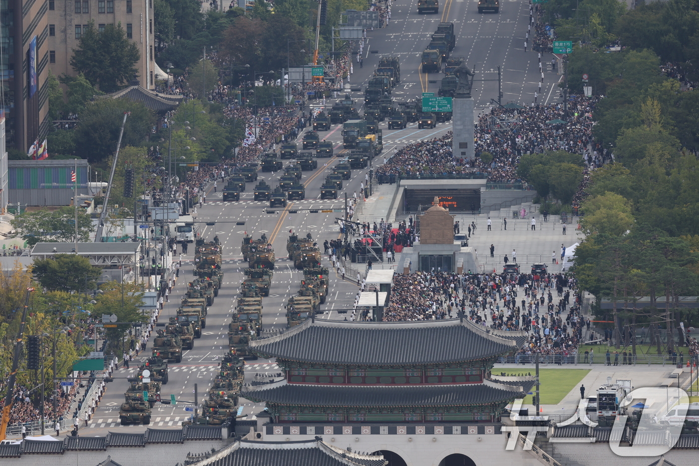 (서울=뉴스1) 김명섭 기자 = 건군 제76주년 국군의 날인 1일 오후 서울 세종대로 일대에서 열린 시가행진에서 지상 전력이 기동하고 있다.'강한 국군, 국민과 함께!'라는 주제로 …